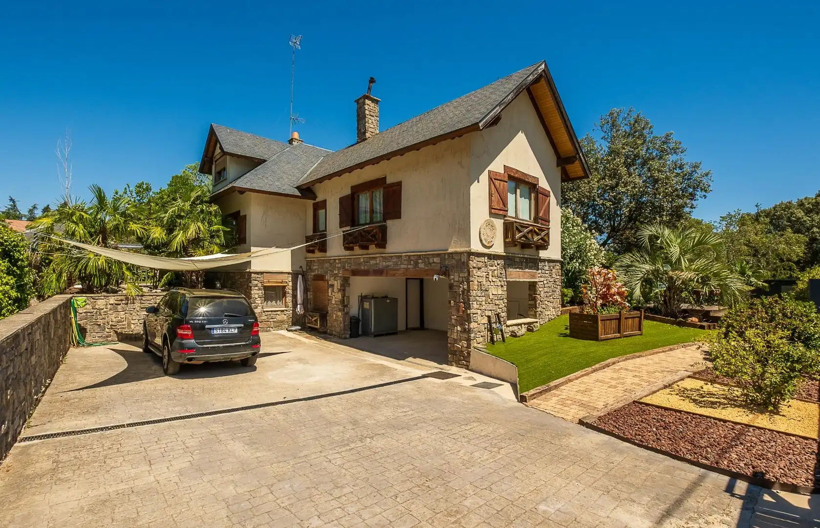 Vista exterior de Casa o xalet en venda en Guadarrama amb Aire condicionat, Calefacció i Jardí privat