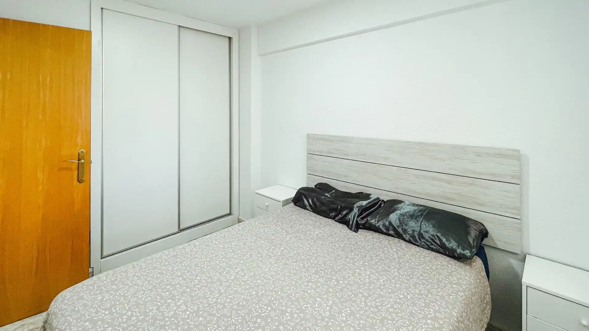 Bedroom of Apartments for sale in Benidorm  with Air Conditioner and Community pool