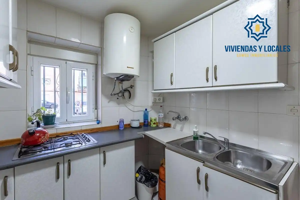 Kitchen of Flat for sale in Granada