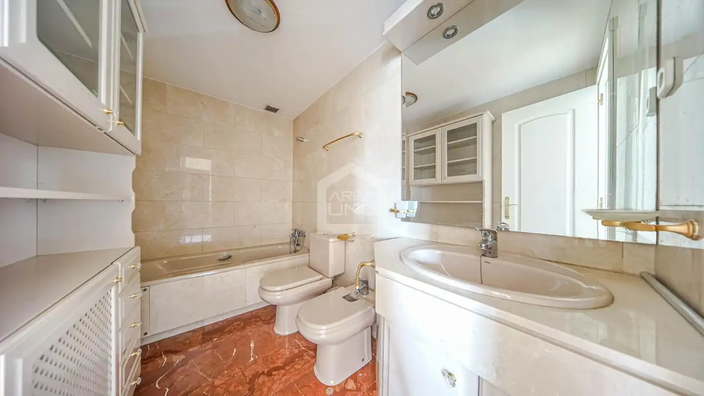 Baño de Casa adosada en venta en Villaviciosa de Odón con Calefacción, Jardín privado y Parquet
