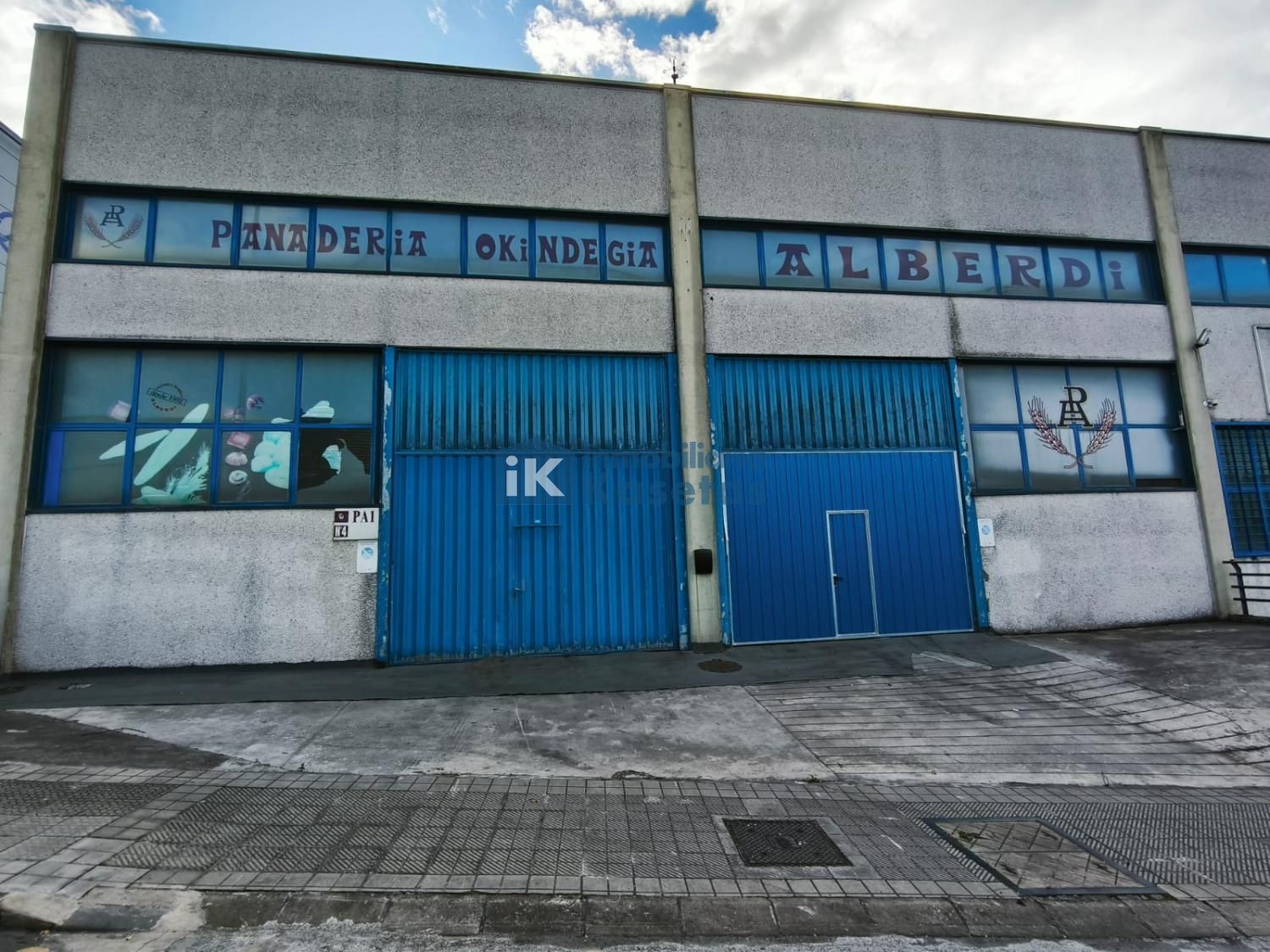 Vista exterior de Nave industrial en venta en Basauri 