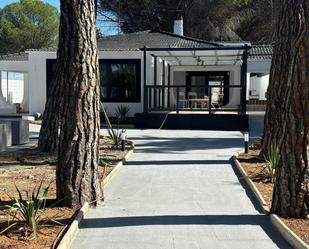 Terrassa de Casa o xalet en venda en El Provencio   amb Aire condicionat, Calefacció i Jardí privat