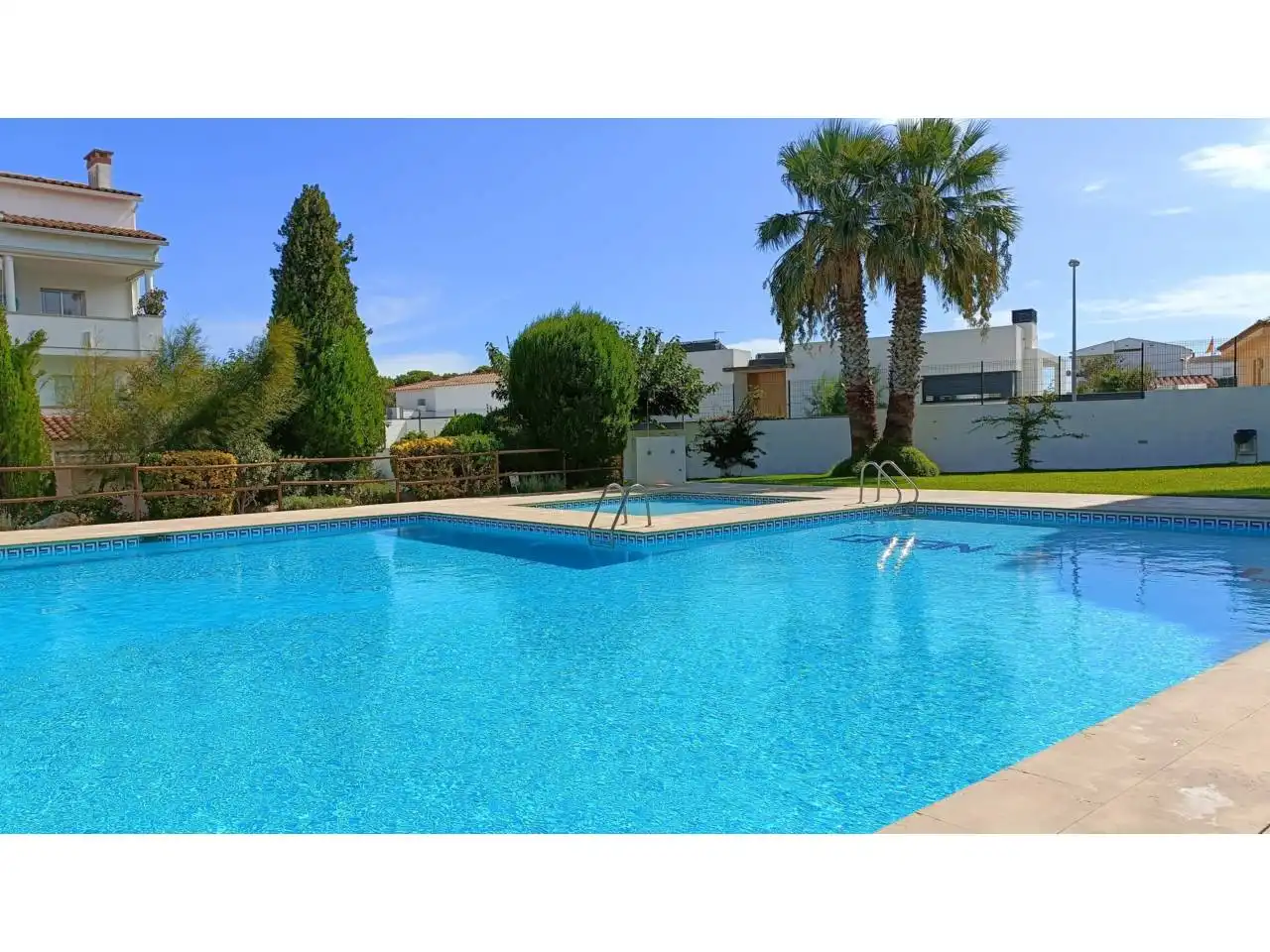 Piscina de Piso en venta en L'Escala con Terraza, Amueblado y Piscina comunitaria