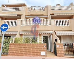 Vista exterior de Casa adosada en venda en Guardamar del Segura amb Aire condicionat, Terrassa i Balcó