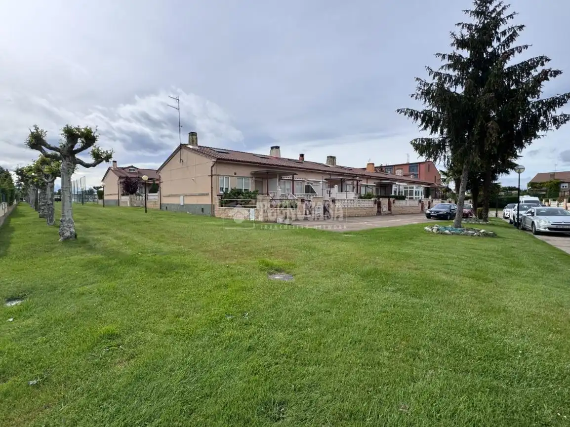 Vista exterior de Casa adosada en venda en Villasabariego amb Domòtica i Piscina comunitària