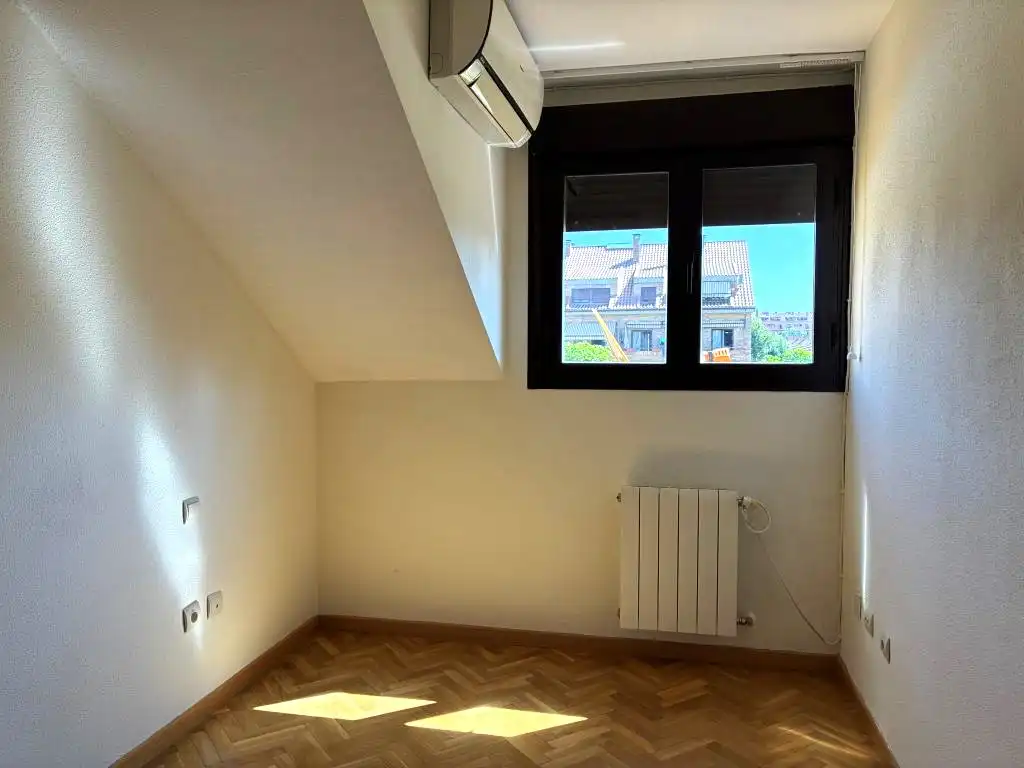 Schlafzimmer von Wohnung zur Miete in Sevilla la Nueva mit Klimaanlage, Heizung und Abstellraum