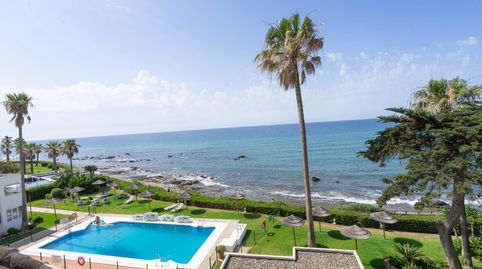 Acogedor Piso en Primera Línea de Playa con Vistas al Mar en Mijas Costa