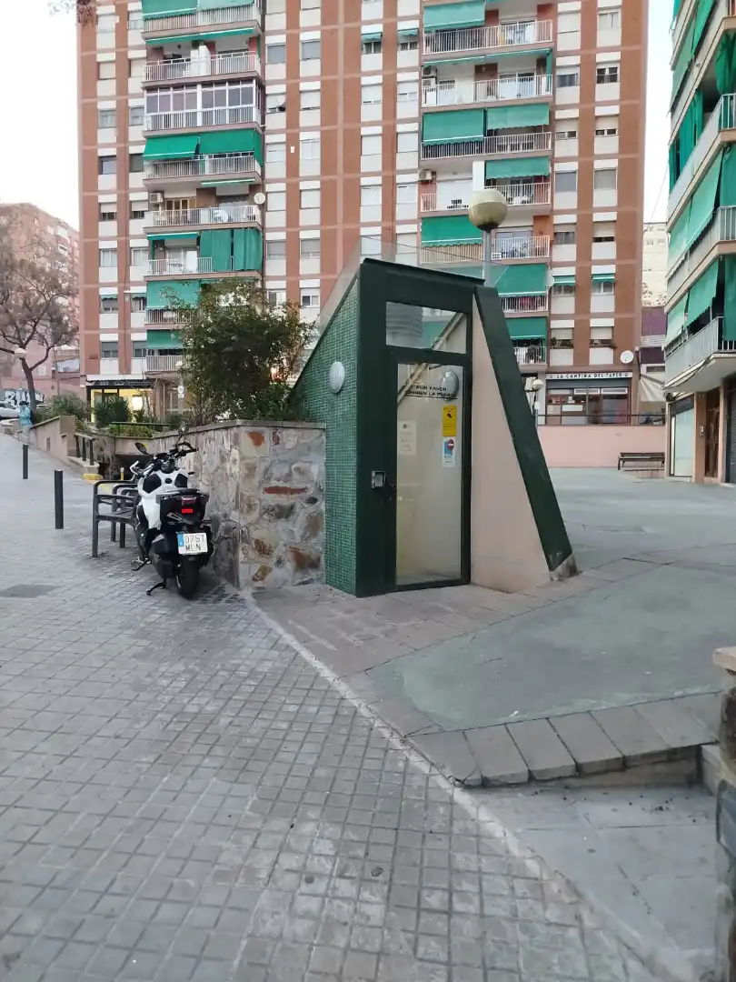 Parking de Garaje en venta en Badalona con Alarma