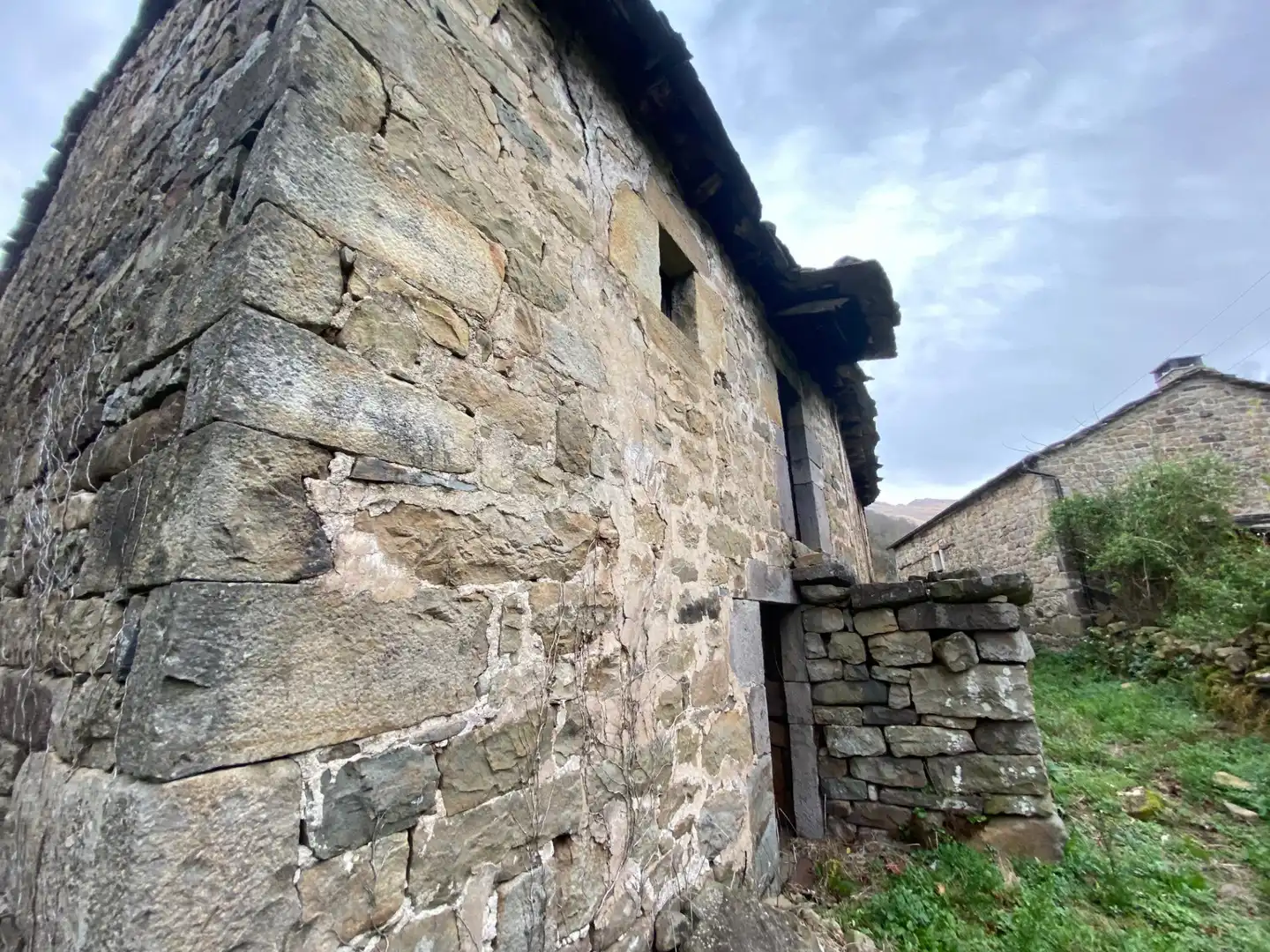 Außenansicht von Einfamilien-Reihenhaus zum Verkauf in Vega de Pas