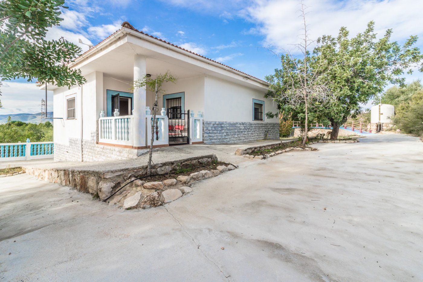 Vista exterior de Casa o xalet en venda en Llombai amb Aire condicionat, Calefacció i Jardí privat