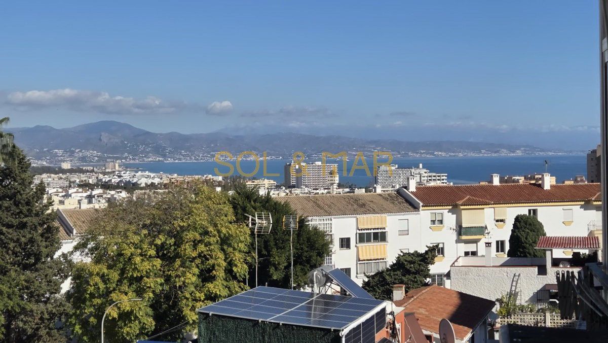 Vista exterior de Apartament en venda en Torremolinos amb Moblat i Piscina comunitària