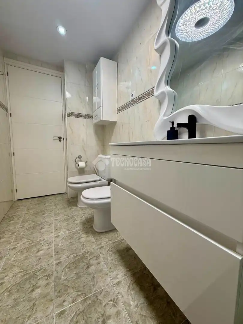 Bathroom of Flat for sale in Madrid  with Air Conditioner, Heating and Storage room