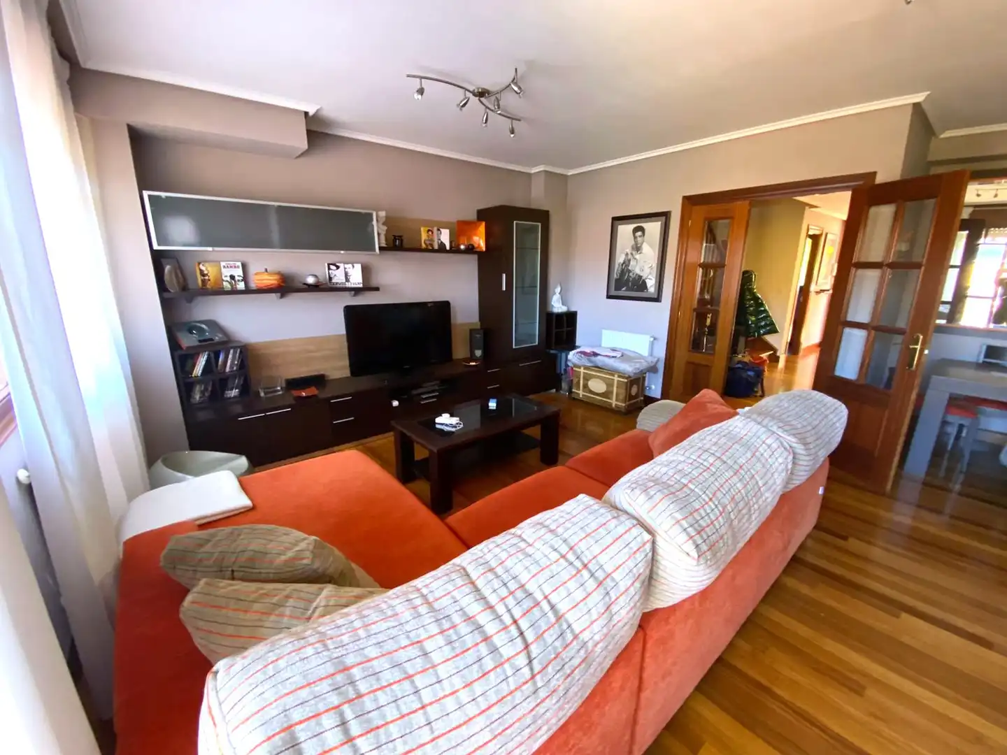 Sala d'estar de Casa adosada en venda en Castro-Urdiales amb Calefacció, Parquet i Terrassa