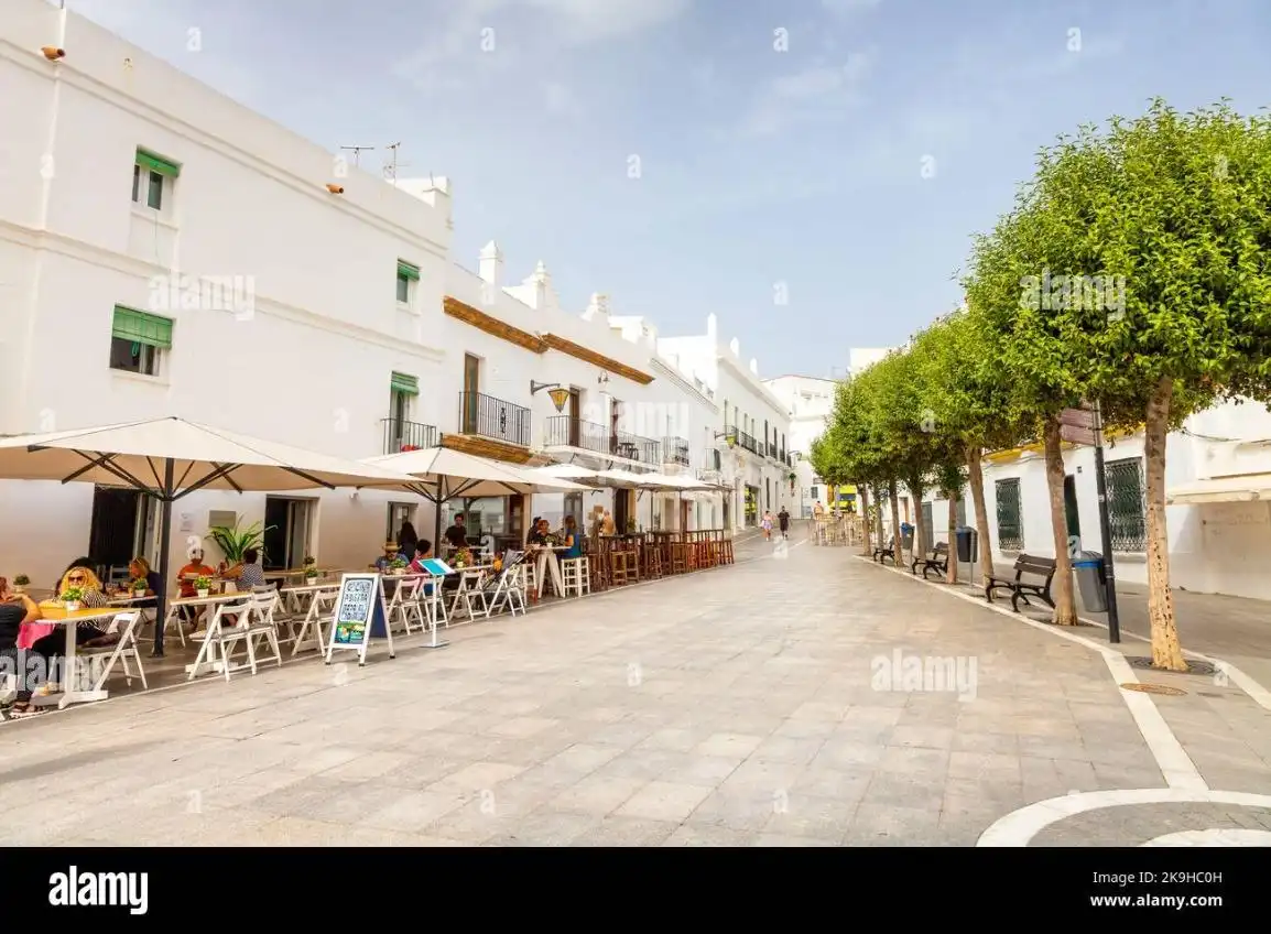 Vista exterior de Local en venda en Conil de la Frontera amb Terrassa i Moblat
