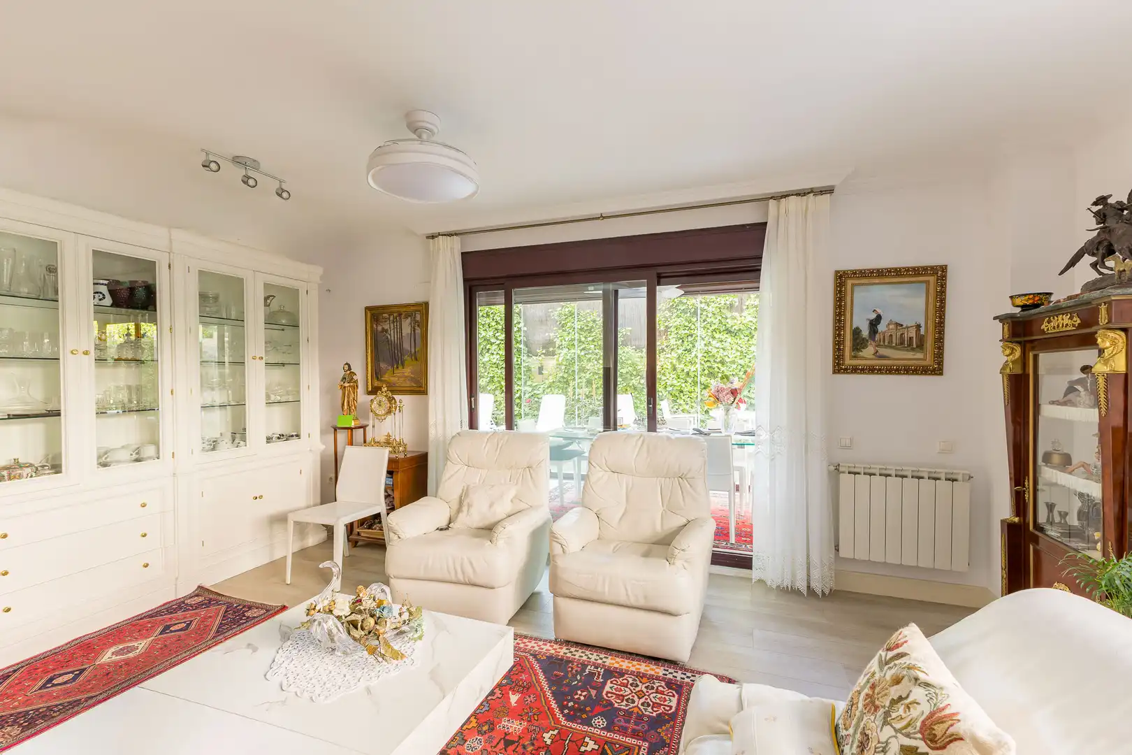 Wohnzimmer von Wohnungen zum Verkauf in Boadilla del Monte mit Klimaanlage, Heizung und Privatgarten