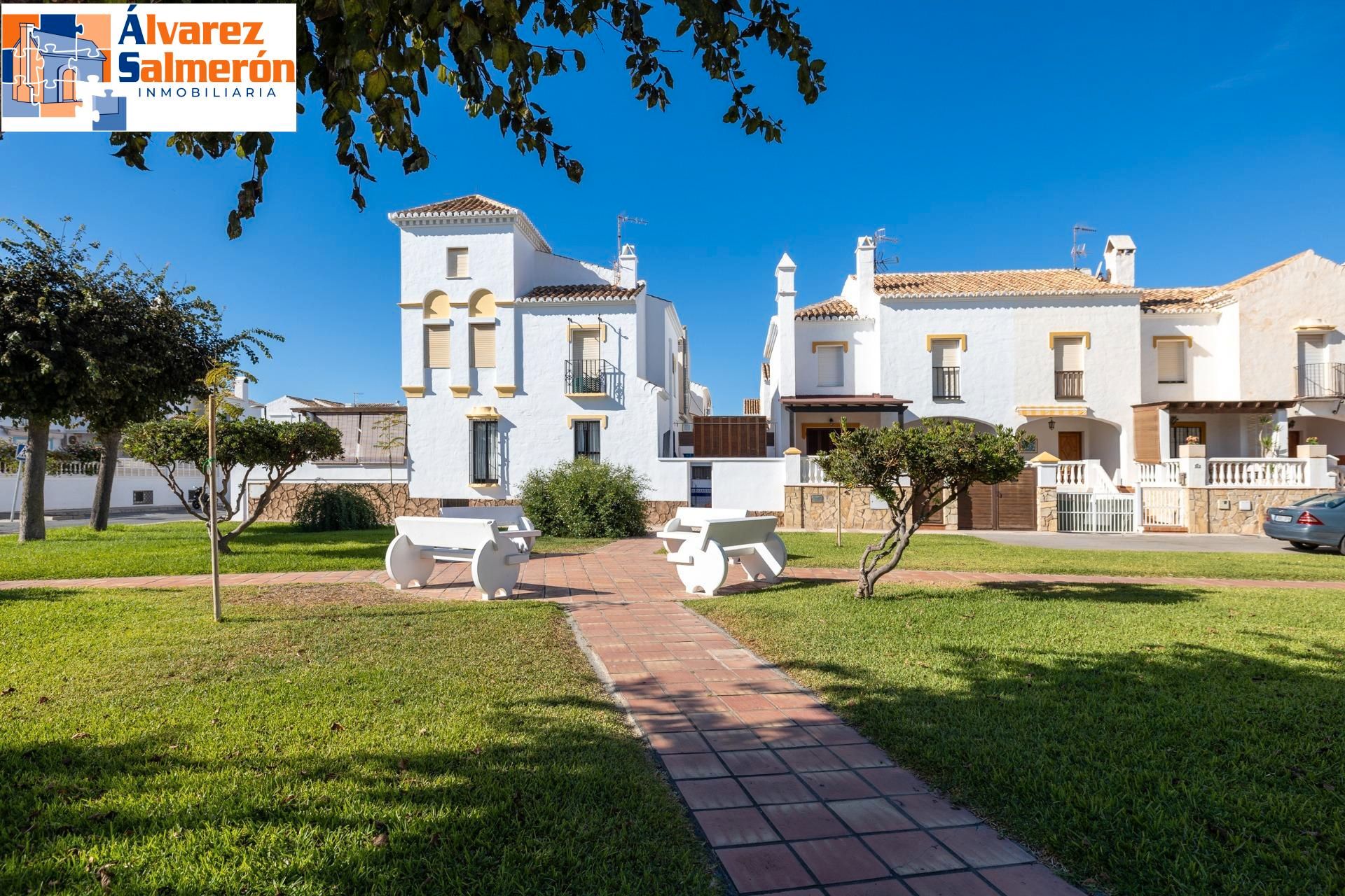Vista exterior de Casa adosada en venda en Motril amb Aire condicionat i Calefacció