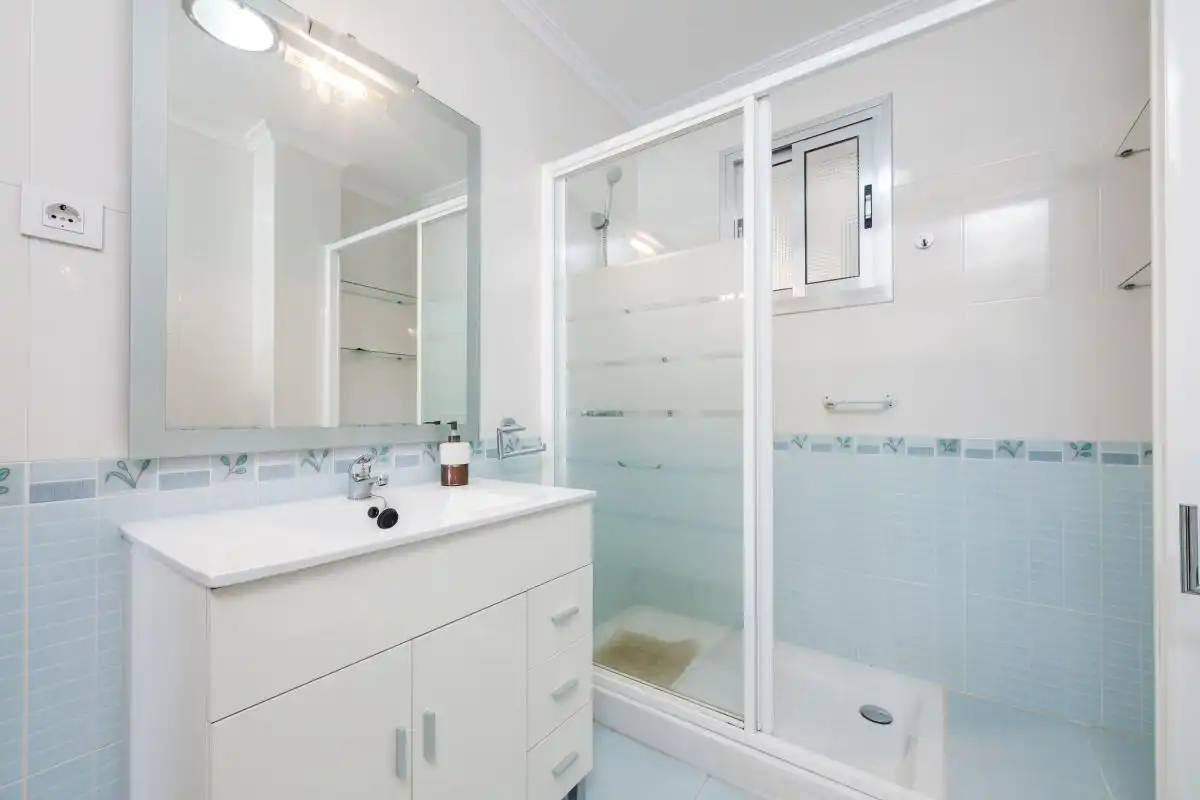 Bathroom of Flat for sale in Sevilla  with Air Conditioner, Heating and Private garden