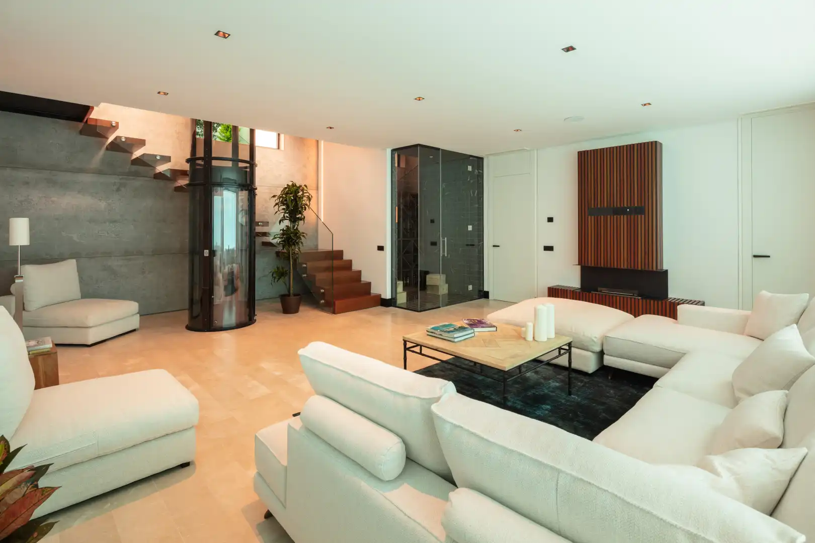 Sala d'estar de Casa o xalet en venda en Marbella amb Aire condicionat, Jardí privat i Terrassa