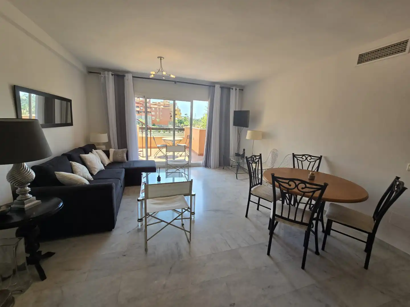 Wohnzimmer von Dachboden zur Miete in Marbella mit Möbliert