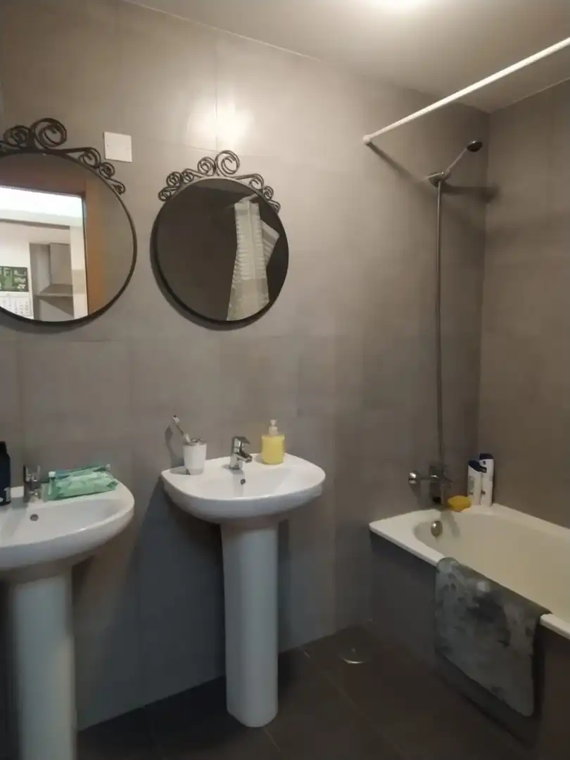 Baño de Apartamento en venta en Cariño con Calefacción, Parquet y Amueblado