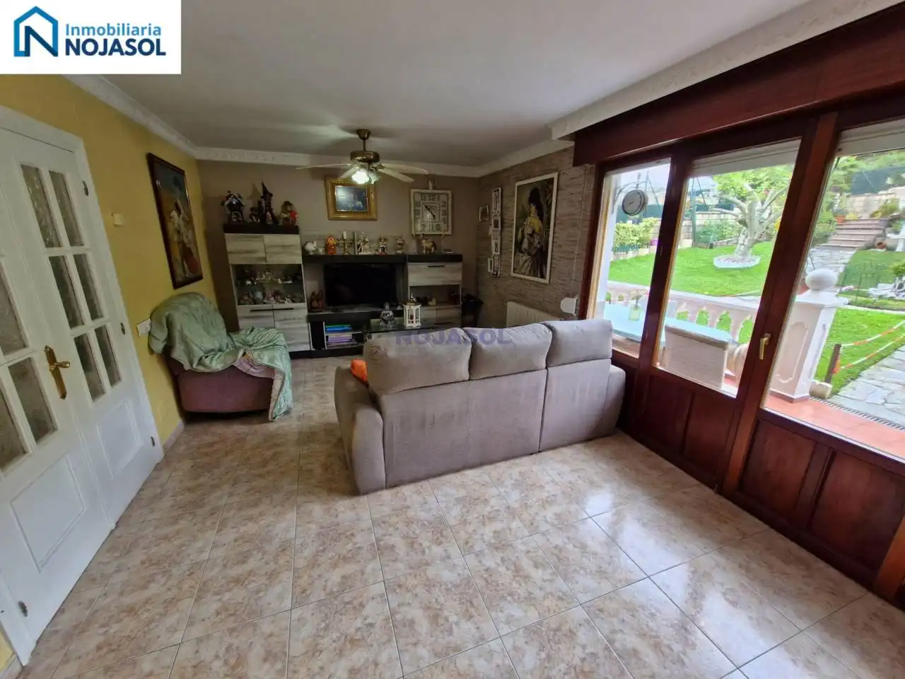 Sala d'estar de Casa adosada en venda en Meruelo amb Calefacció, Jardí privat i Terrassa
