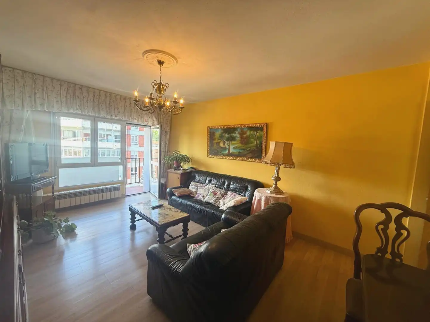 Sala de estar de Piso en venta en Avilés con Calefacción, Terraza y Amueblado