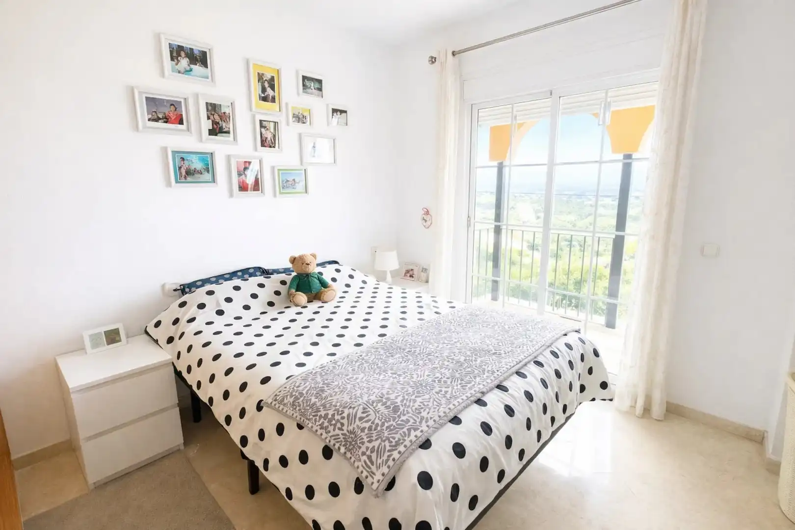 Schlafzimmer von Einfamilien-Reihenhaus zum Verkauf in Manilva mit Klimaanlage, Terrasse und Schwimmbad