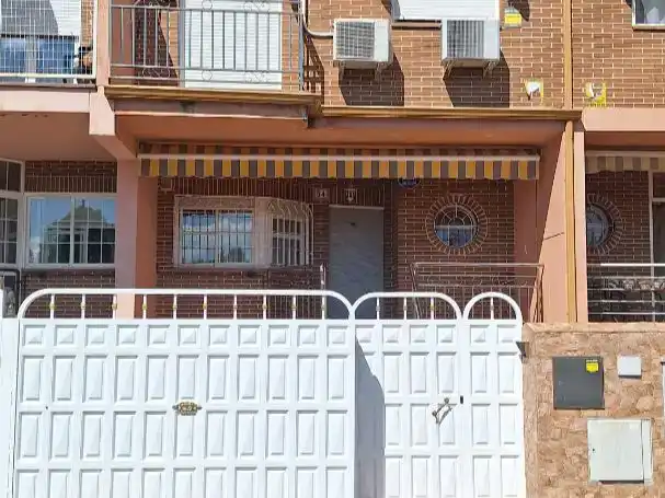 Vista exterior de Casa o xalet en venda en Villalbilla amb Aire condicionat, Piscina i Balcó