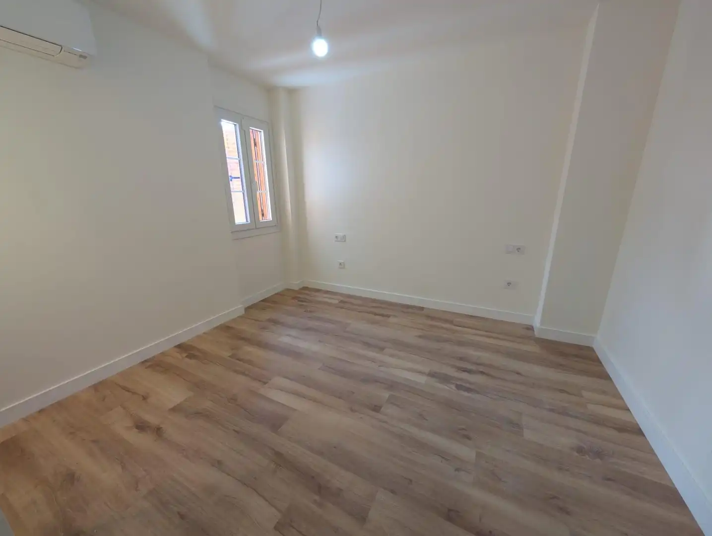 Schlafzimmer von Wohnung zur Miete in Sevilla mit Klimaanlage, Heizung und Balkon