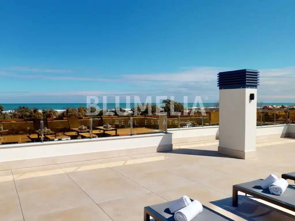 Terrasse von Dachboden zum Verkauf in Oliva mit Klimaanlage, Heizung und Privatgarten