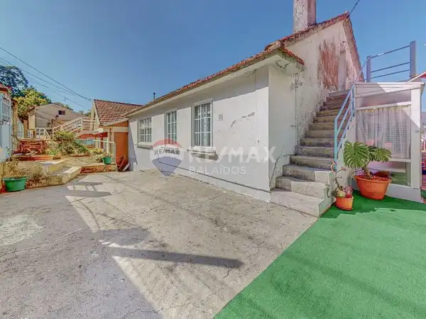 Vista exterior de Casa o xalet en venda en Cangas  amb Calefacció, Jardí privat i Parquet