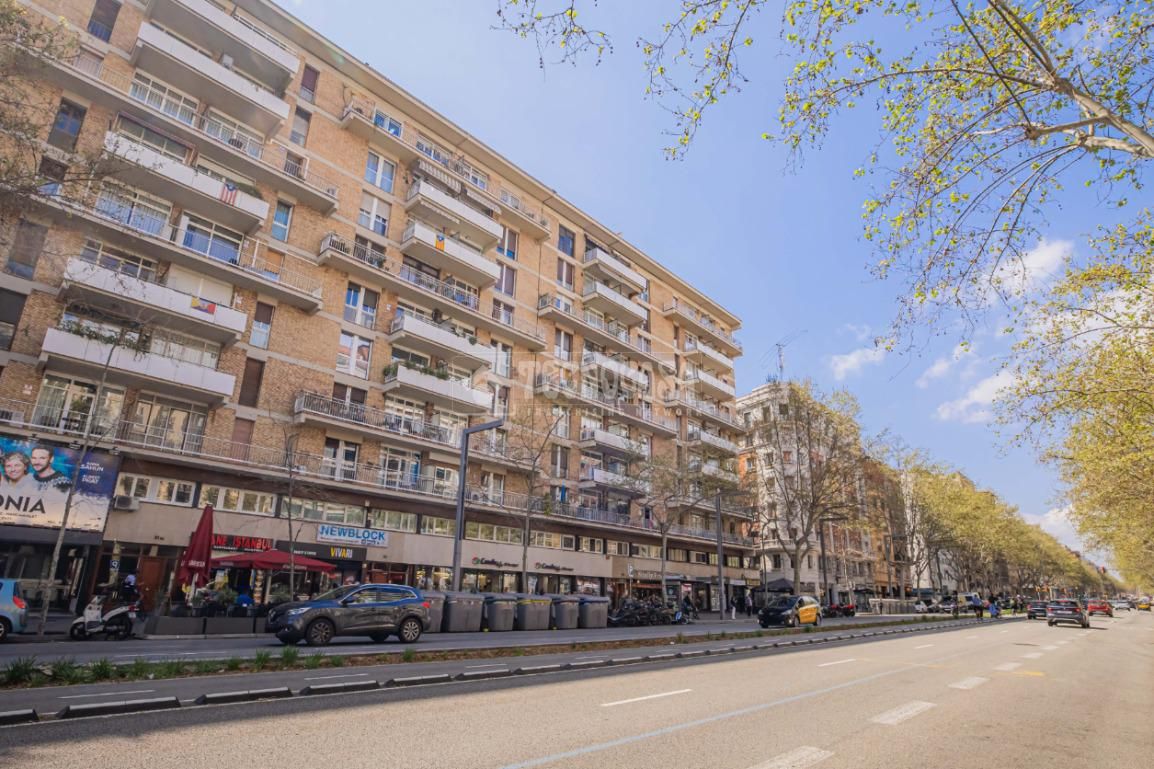 Exterior view of Office for sale in  Barcelona Capital  with Air Conditioner
