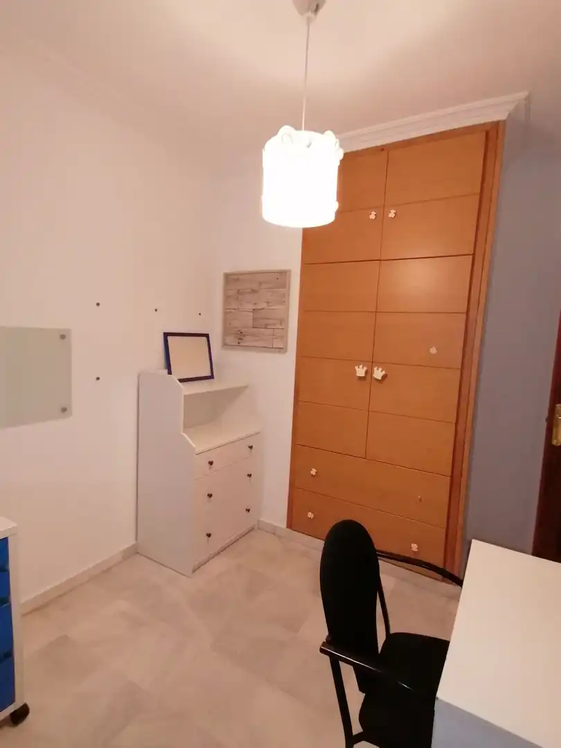Dormitori de Casa adosada de lloguer en Algeciras amb Jardí privat, Terrassa i Traster