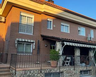 Vista exterior de Casa o xalet en venda en Villaviciosa de Odón amb Aire condicionat, Terrassa i Piscina
