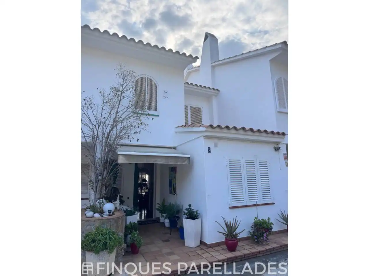 Vista exterior de Casa adosada en venda en Sitges amb Aire condicionat, Calefacció i Jardí privat