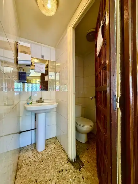 Baño de Local en venta en Madrid