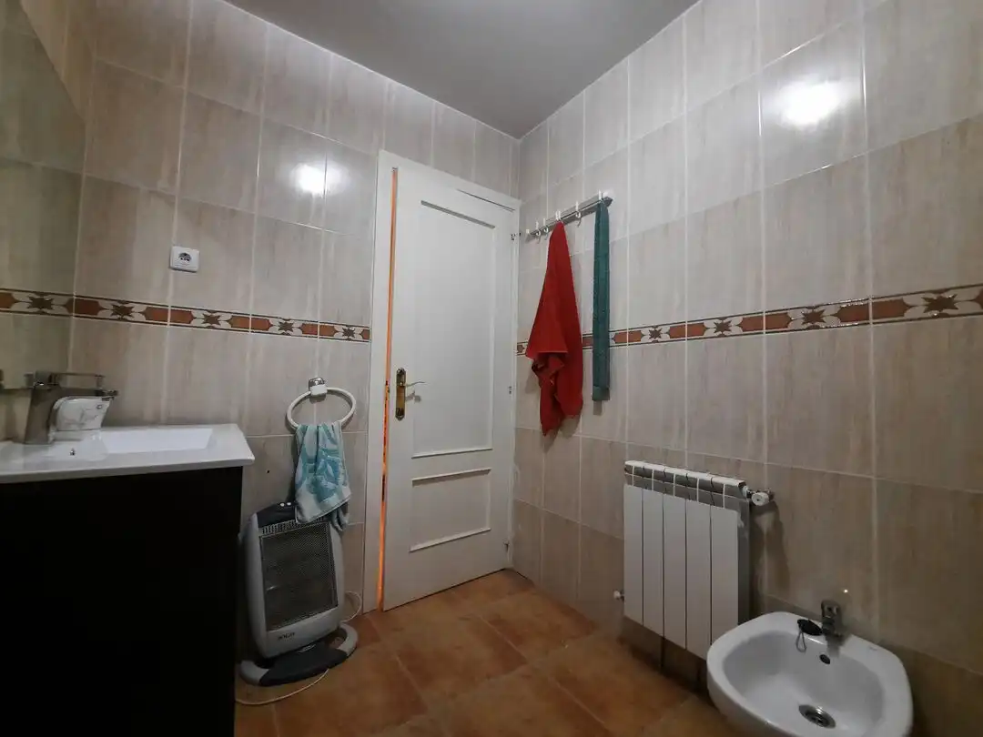 Badezimmer von Einfamilien-Reihenhaus zum Verkauf in Escalona mit Klimaanlage, Heizung und Terrasse