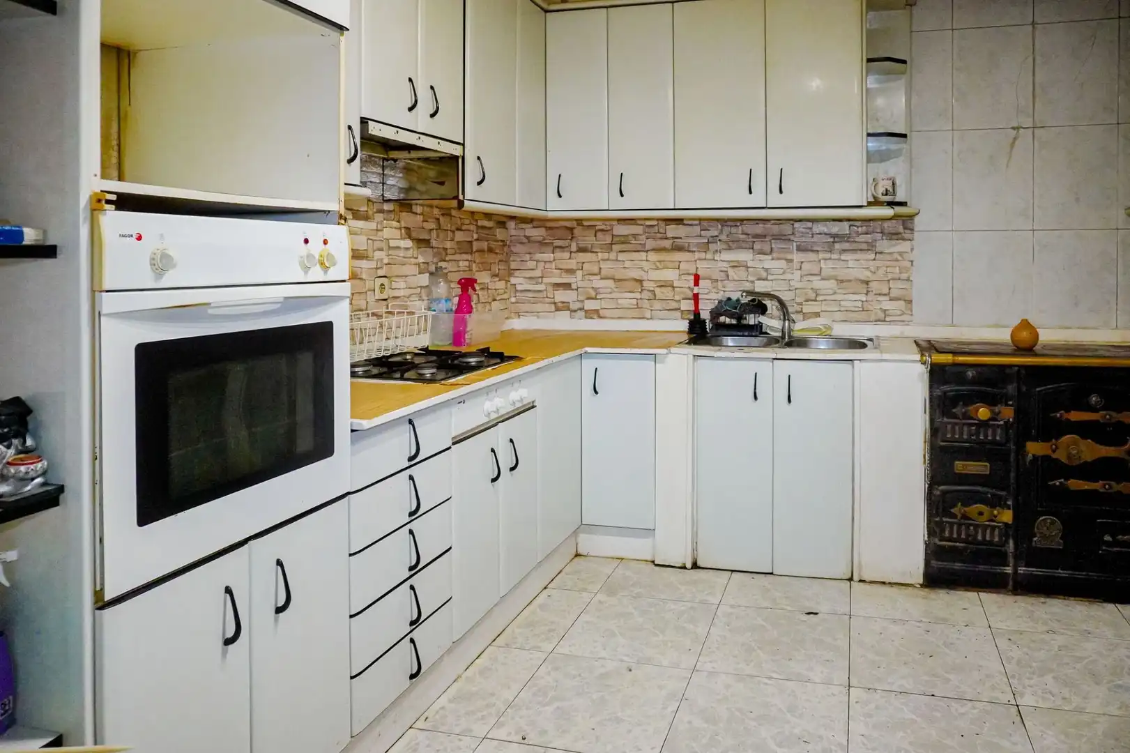 Cuina de Casa o xalet en venda en Ponferrada amb Calefacció, Jardí privat i Traster