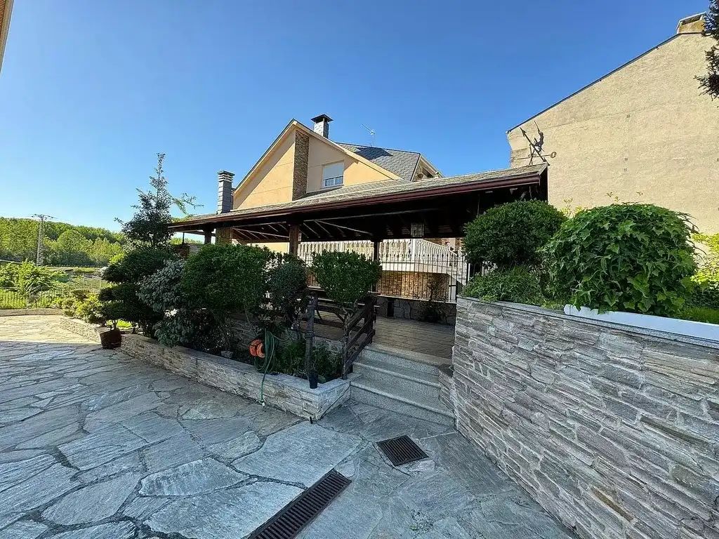 Exterior view of Houses for sale in Cacabelos  with Heating, Parquet flooring and Terrace
