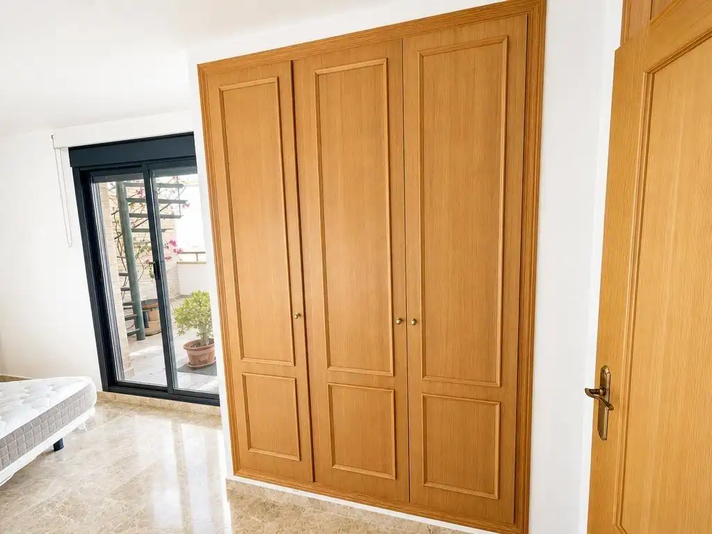 Schlafzimmer von Dachboden zur Miete in Alicante / Alacant mit Terrasse, Abstellraum und Möbliert