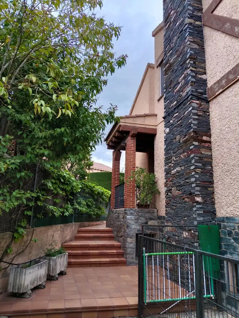 Vista exterior de Casa adosada en venda en La Lastrilla  amb Aire condicionat, Jardí privat i Terrassa