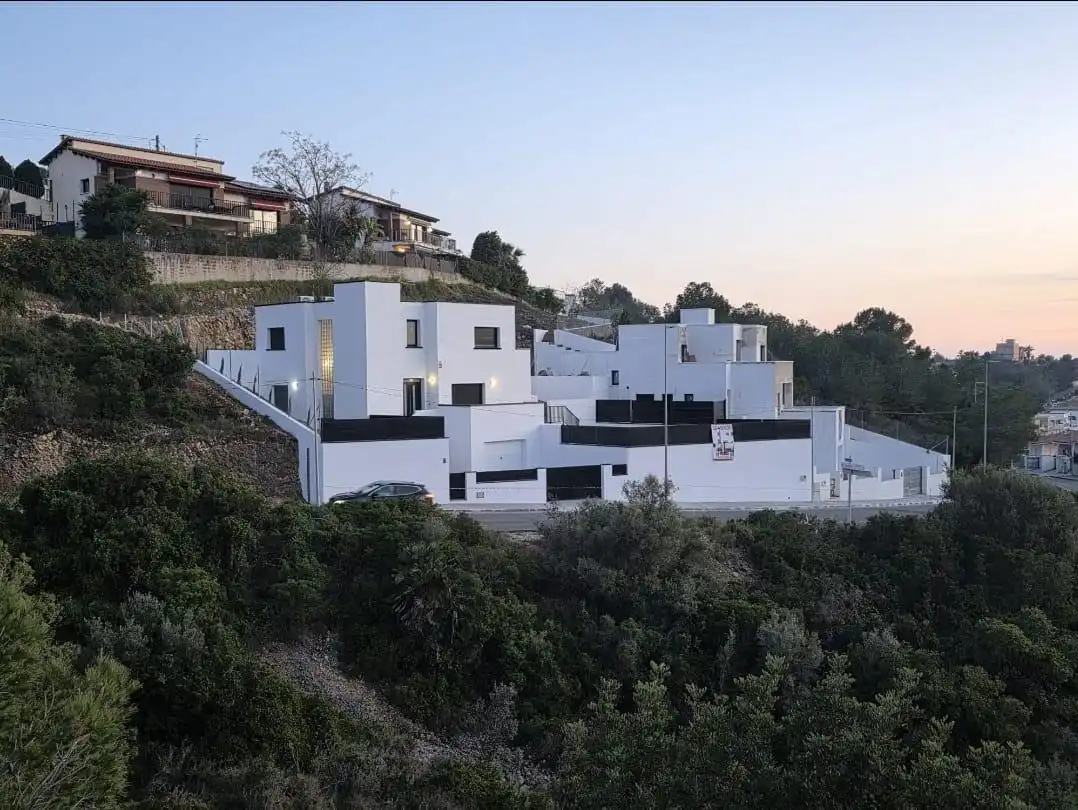 Vista exterior de Casa o xalet en venda en Calafell amb Aire condicionat, Calefacció i Jardí privat