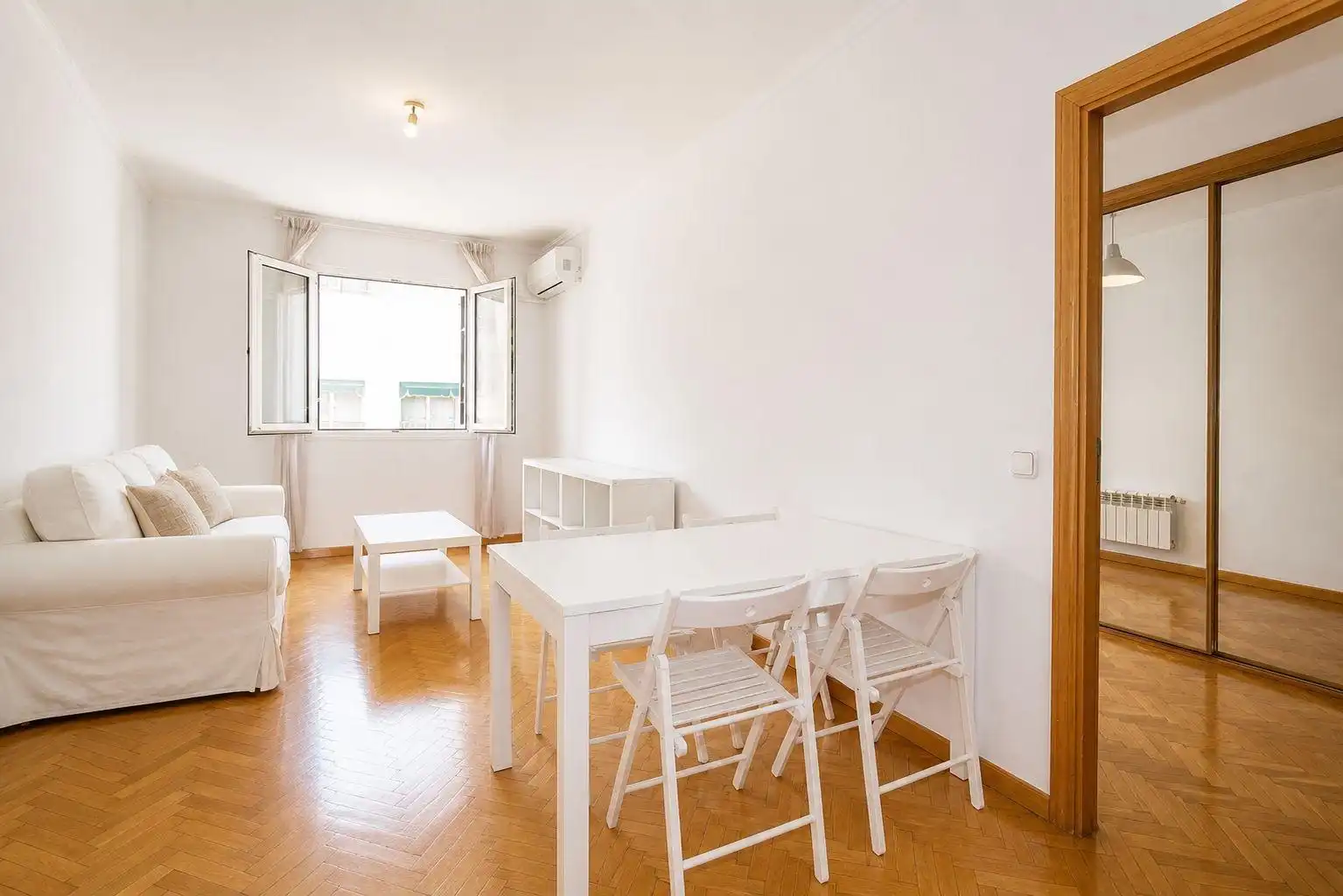 Living room of Flat for sale in Madrid  with Air Conditioner, Heating and Parquet flooring