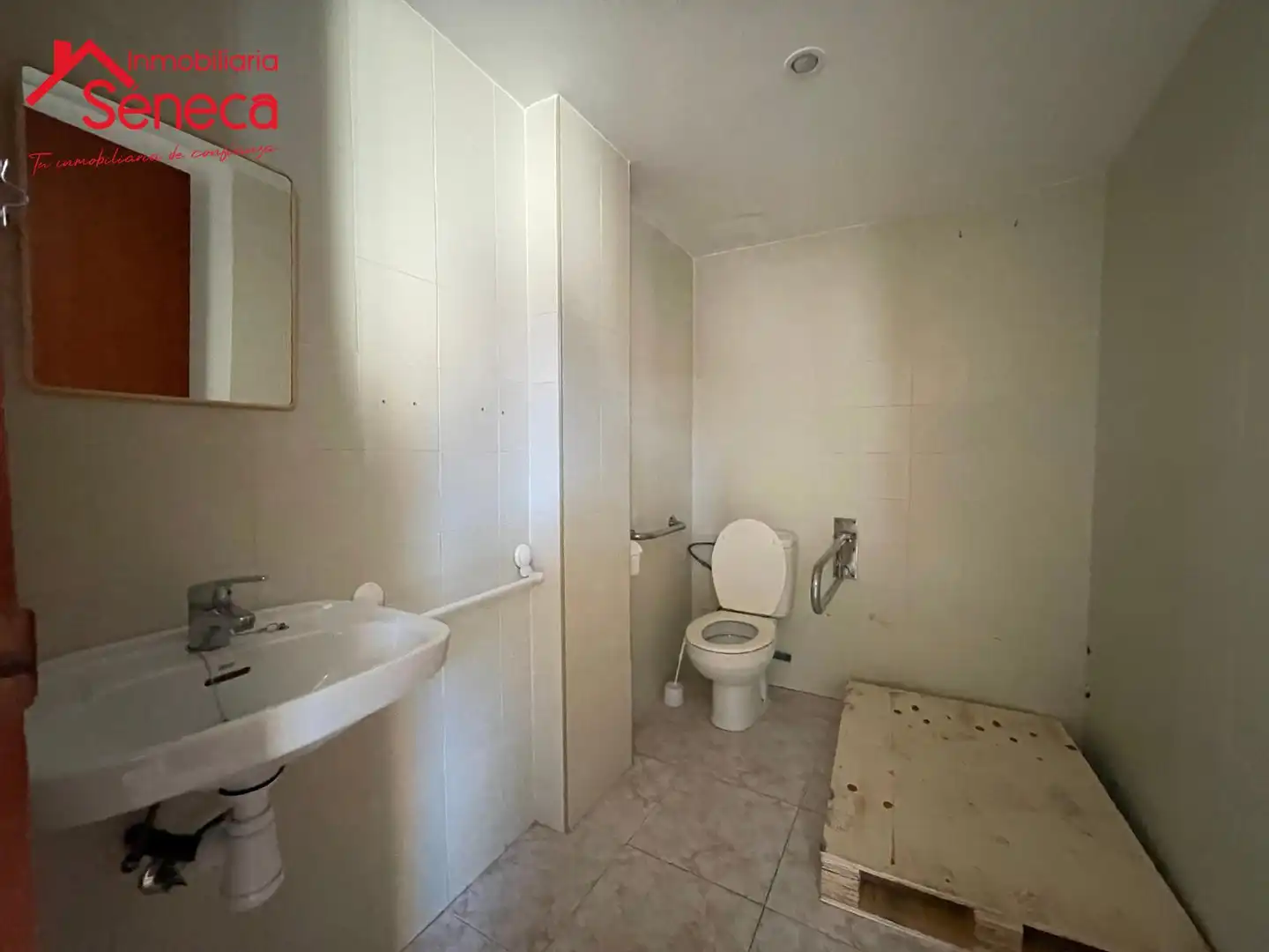 Baño de Local de alquiler en Córdoba con Aire acondicionado