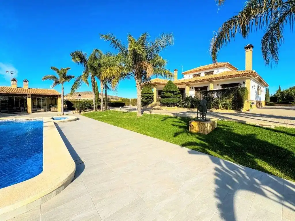 Vista exterior de Casa o xalet en venda en Orihuela amb Aire condicionat, Jardí privat i Traster