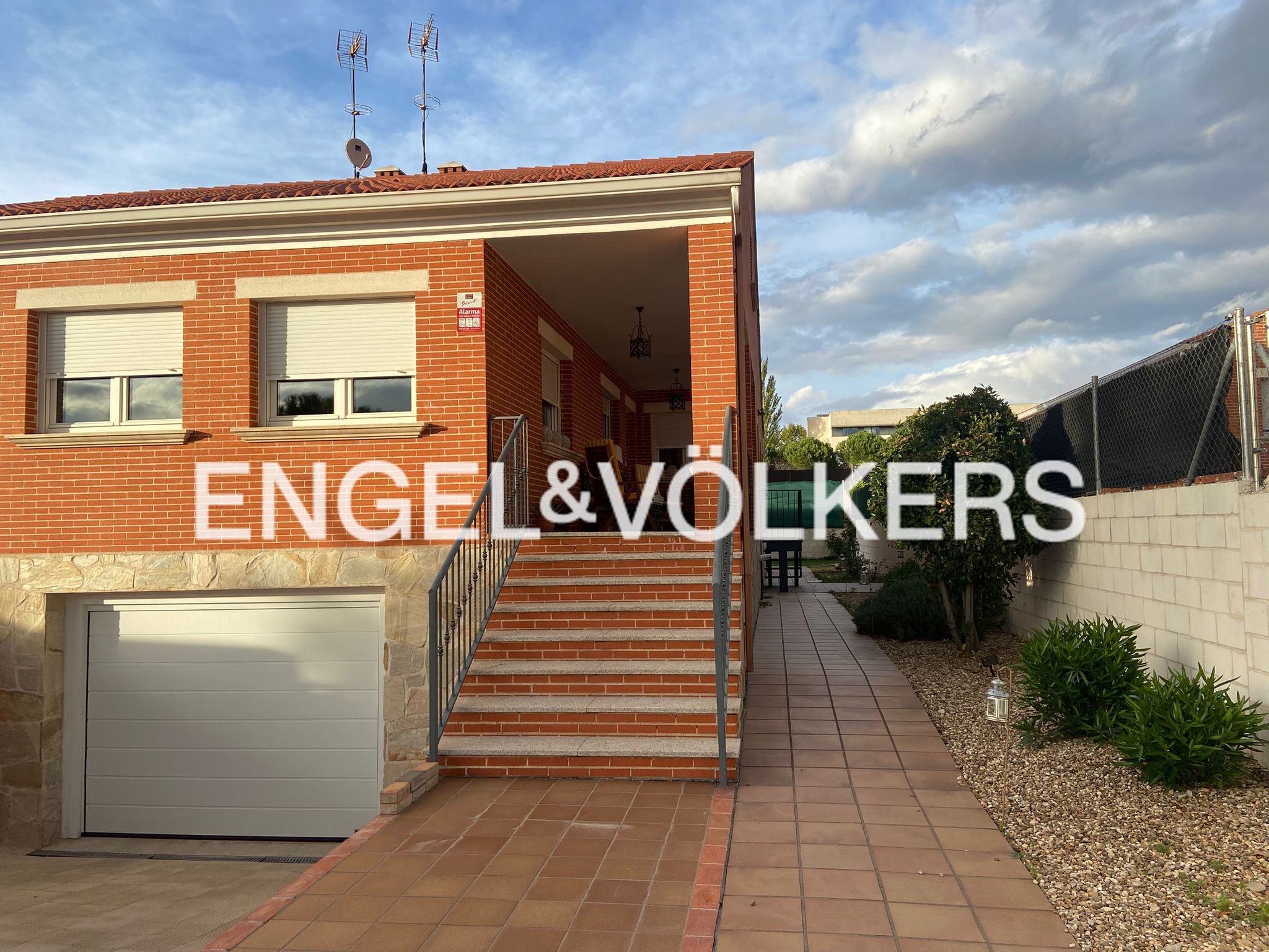 Vista exterior de Casa o xalet de lloguer en Colmenar Viejo amb Calefacció, Jardí privat i Terrassa
