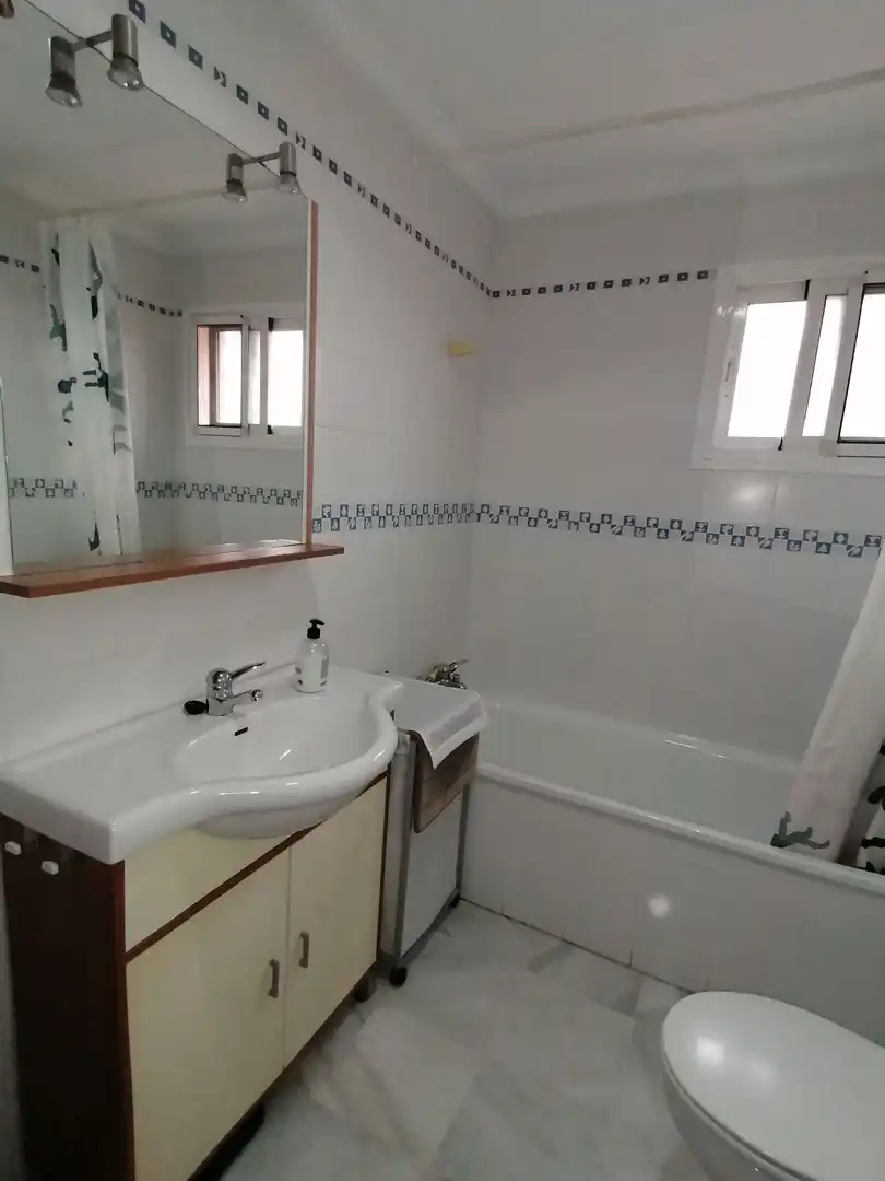 Bany de Casa adosada de lloguer en Algeciras amb Jardí privat, Terrassa i Traster