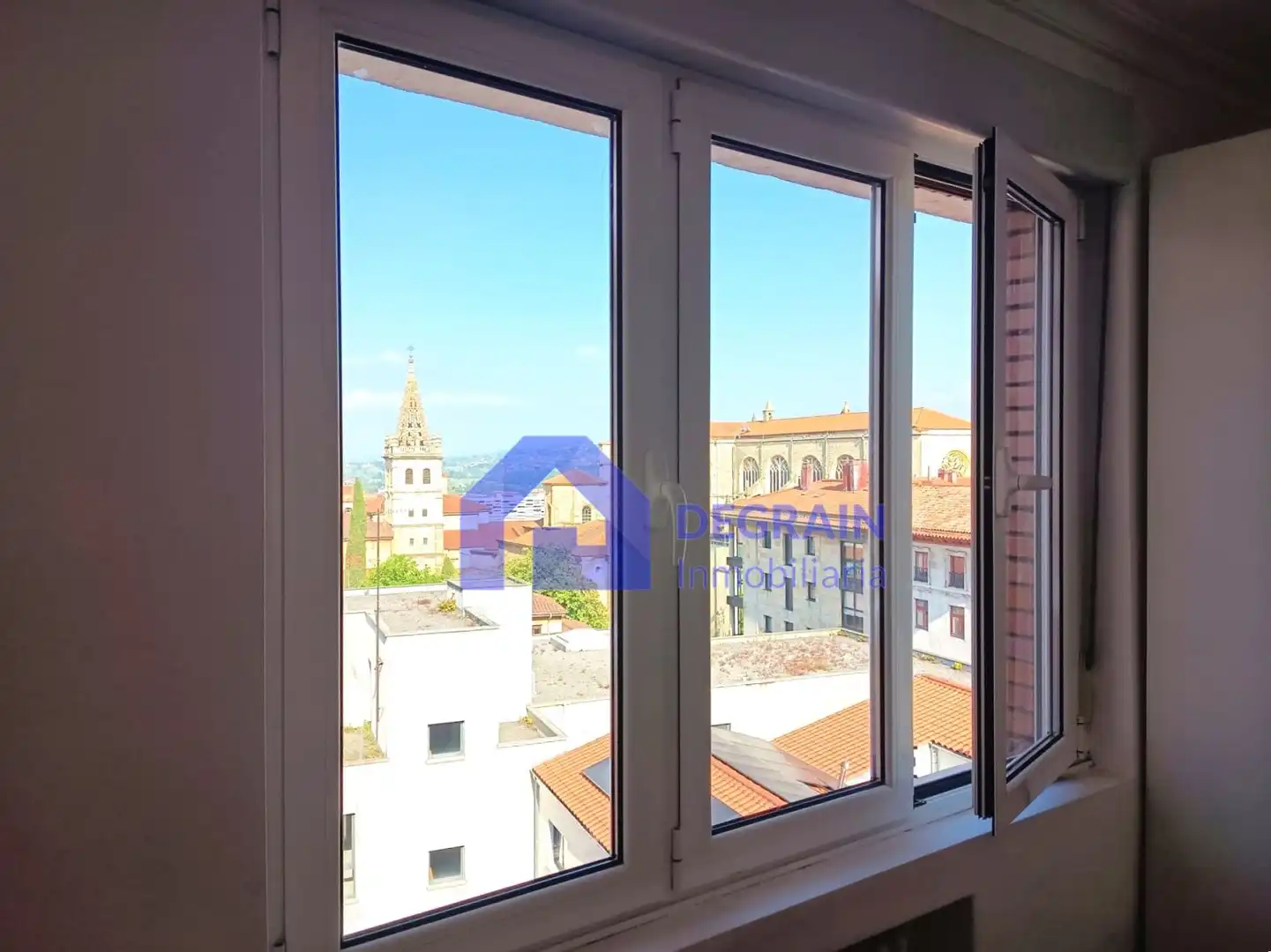 Vista exterior de Pis en venda en Oviedo  amb Traster