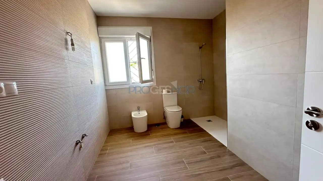 Bany de Casa o xalet en venda en San Andrés del Rabanedo amb Calefacció i Jardí privat