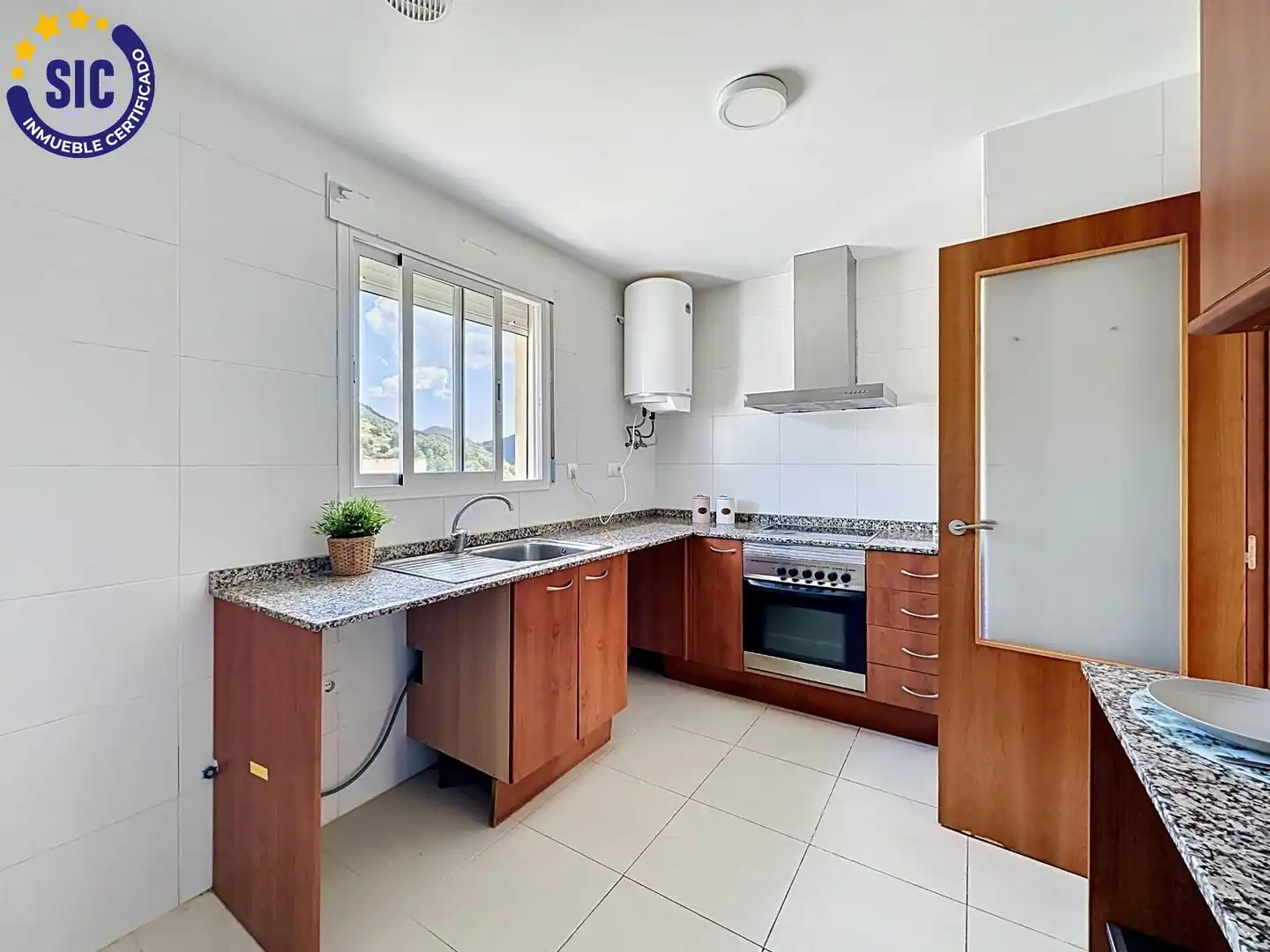 Cocina de Casa adosada en venta en Serra con Jardín privado, Terraza y Piscina comunitaria
